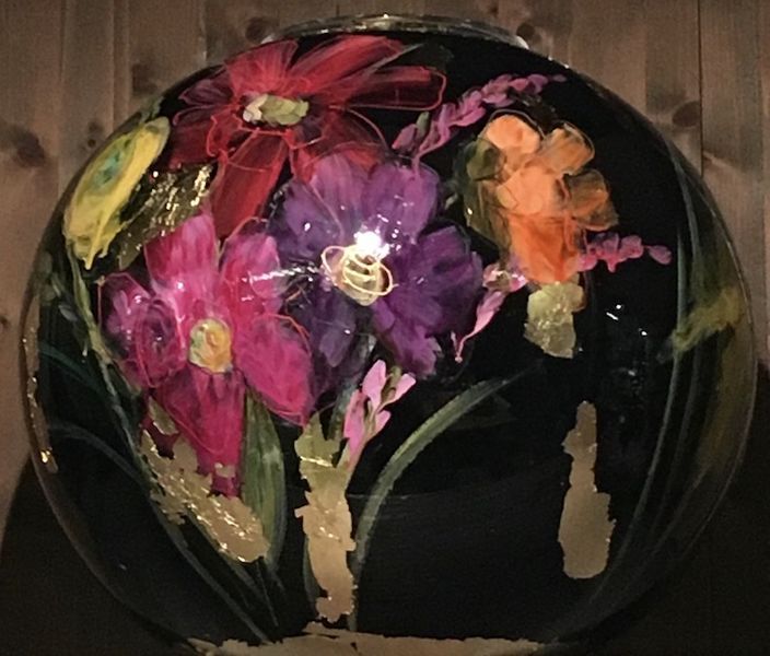 Met de hand beschilderde vaas met bloemen