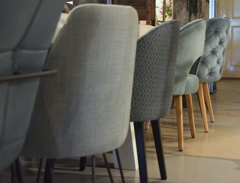 Rij blauwe eetkamerstoelen