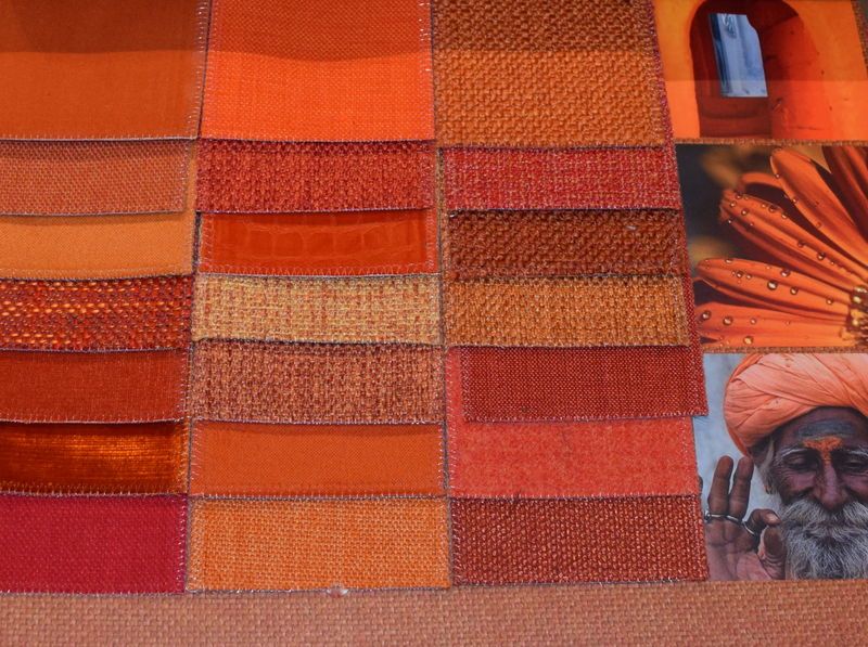 Stalenboek met oranje en rode stoffen