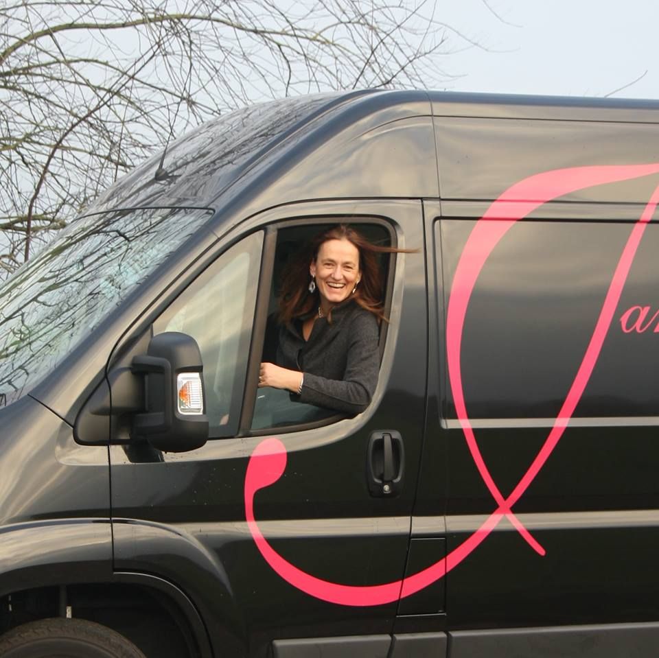 Jannetta van der Ziel achter het stuur van haar bestelbus