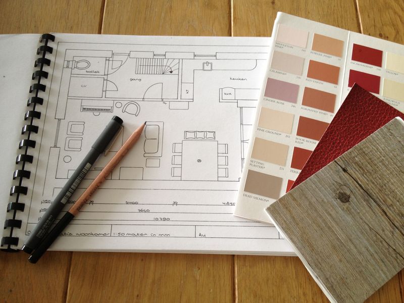 Moodboard met plattegrond, kleurstalen en houtmonsters