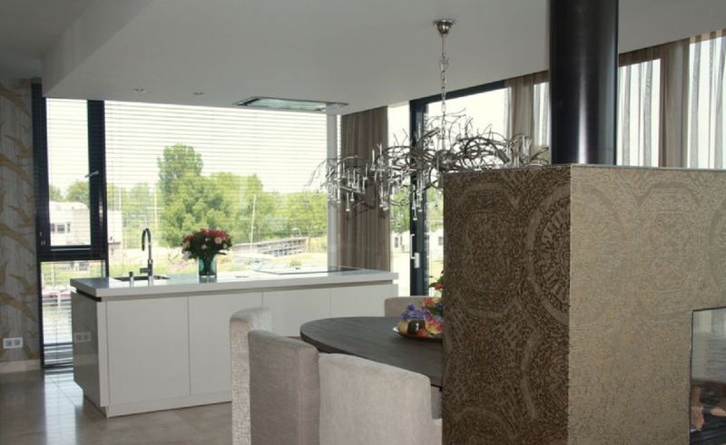 Keuken met zicht op het water in een watervilla in Harderwijk