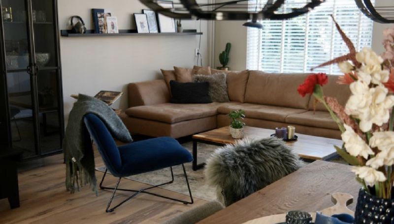 Bruine hoekbank met houten tafel, woonhuis in Dronten