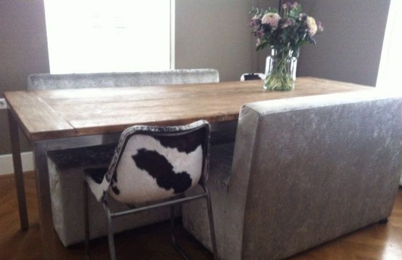 Eettafel met bank en bloemen, woonhuis in Elspeet