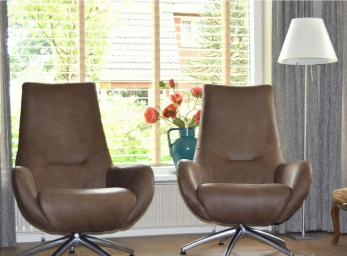 Twee leren fauteuils bij het raam, woonhuis in Epe