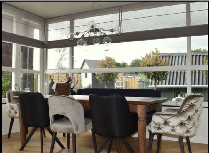 Eethoek met stoelen in verschillende stijlen, IJsselmuiden