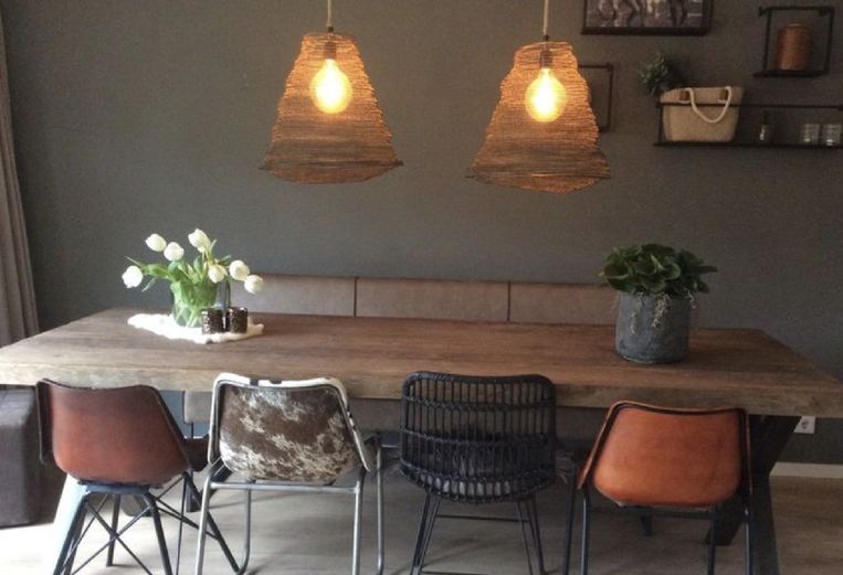 Eethoek met rieten hanglampen, woonhuis in Kampen