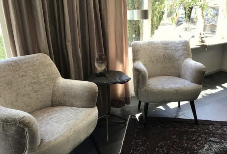 Twee fauteuils met bijzettafel, woonhuis in Zwolle