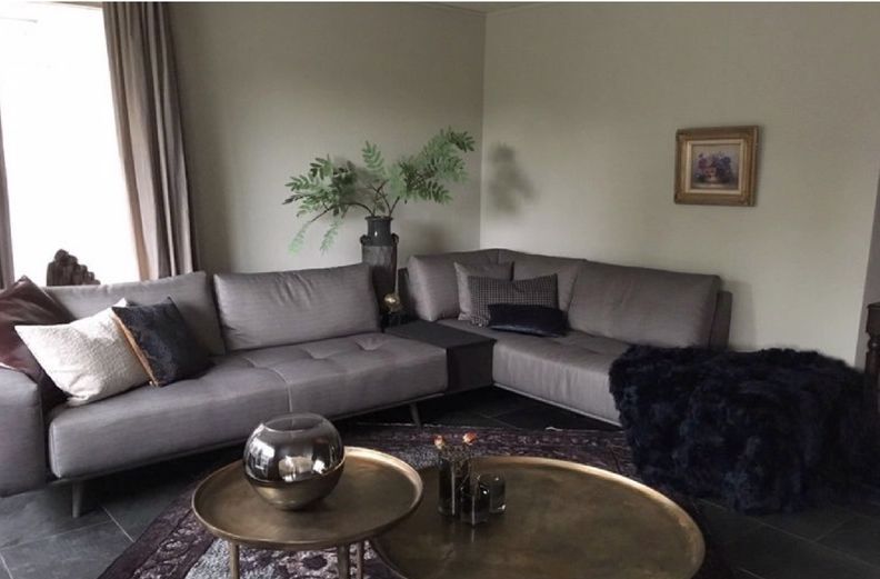Bank met ronde salontafel, woonhuis in Zwolle