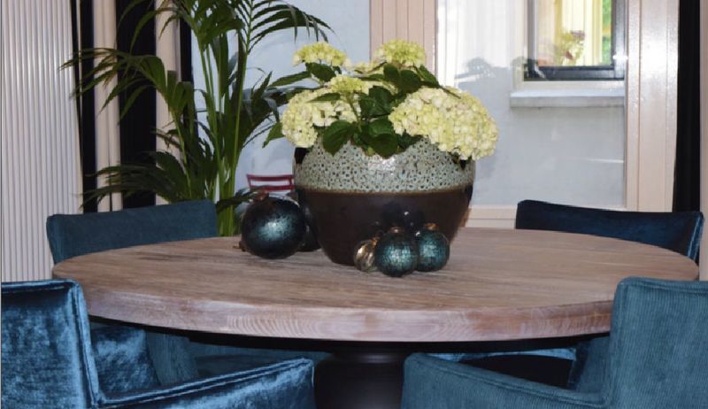 Ronde tafel met blauwe velours stoelen, woonhuis in Zwolle