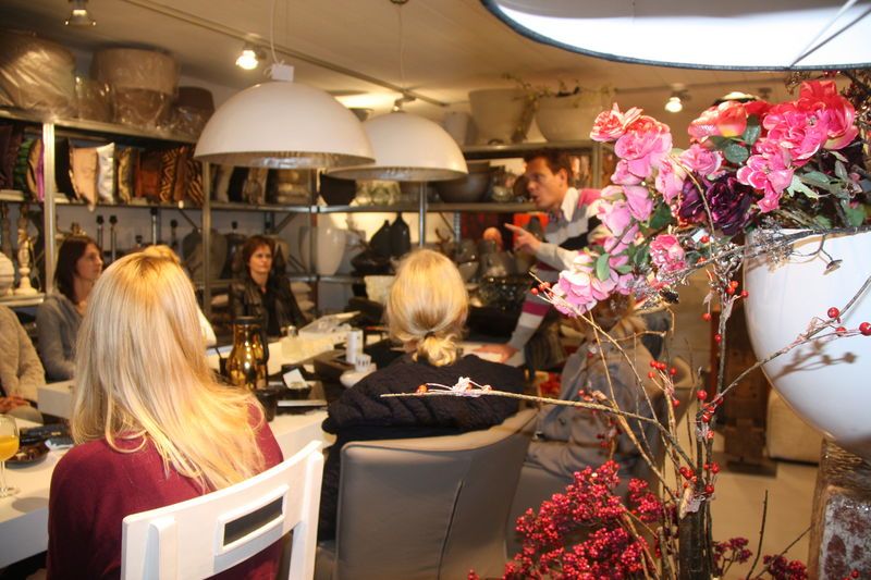Klanten worden geholpen in de winkel