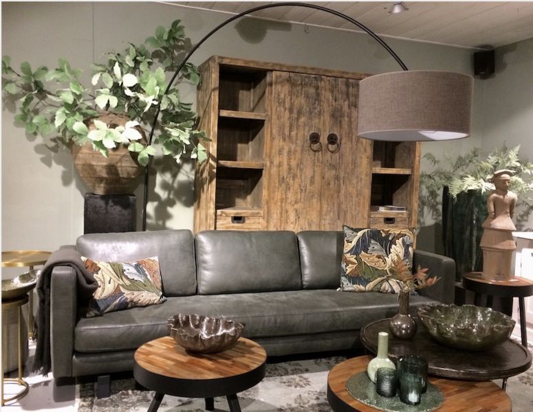 Sfeerhoek in de winkel met bank, lamp en accessoires